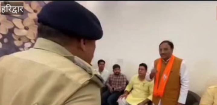 मीटिंग के दौरान पुलिस अधिकारी पर फूटा निशंक का गुस्सा, Video Viral Ramesh Pokhriyal Nishank VIRAL VIDEO (1)