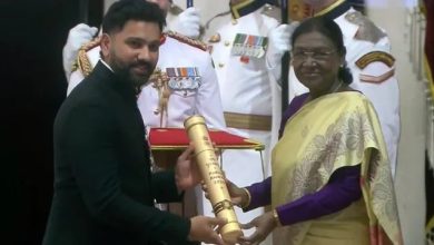 राष्ट्रपति द्रौपदी मुर्मु ने Rohit Sharma को Padma Shri से किया सम्मानित, भवन में गूंजा नाम president-droupadi-murmu-rohit-sharma-padma-shri-award