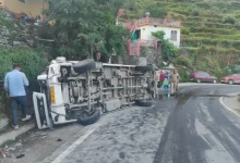 बड़ा हादसा!, बदरीनाथ धाम जा रहे श्रद्धालुओं की गाड़ी पलटी, हुई मौत, 17 यात्री सवार tempo-traveler--overturned-near-badrinath-highway