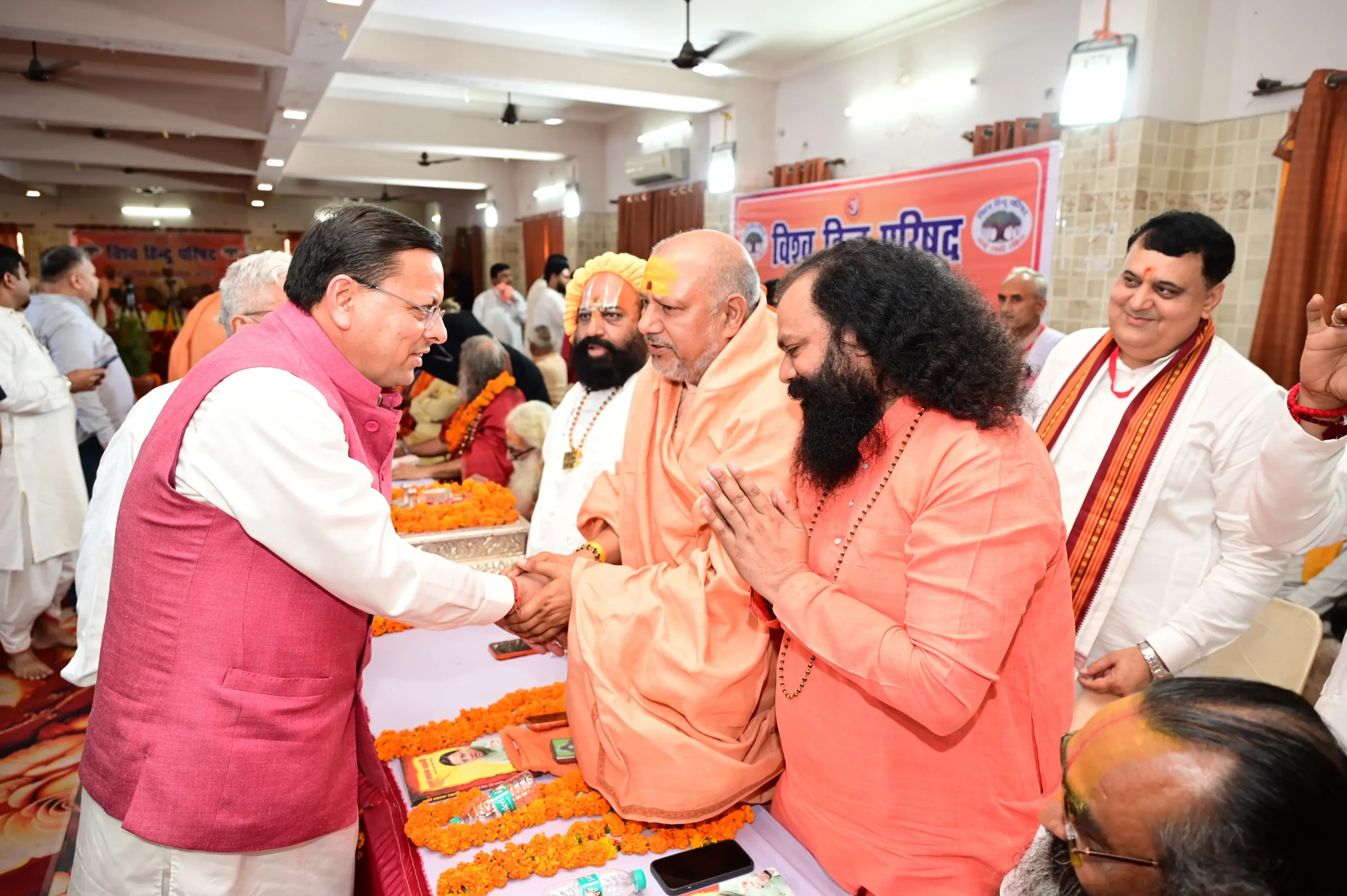 हरिद्वार में विहिप की मार्गदर्शक बैठक!, संतों ने CM Dhami को बताया सनातन का रक्षक Cm dhami
