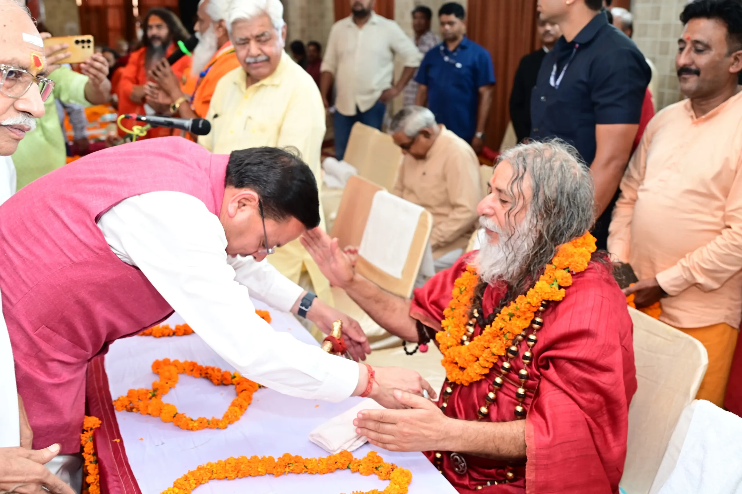 हरिद्वार में विहिप की मार्गदर्शक बैठक!, संतों ने CM Dhami को बताया सनातन का रक्षक Cm dhami