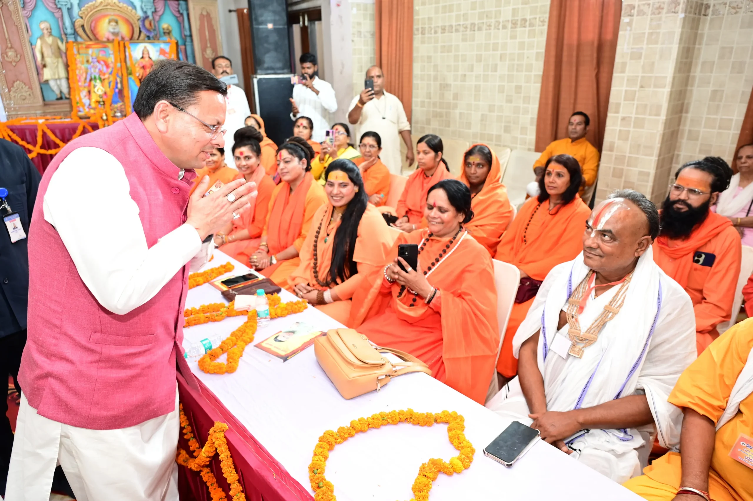 हरिद्वार में विहिप की मार्गदर्शक बैठक!, संतों ने CM Dhami को बताया सनातन का रक्षक Cm dhami