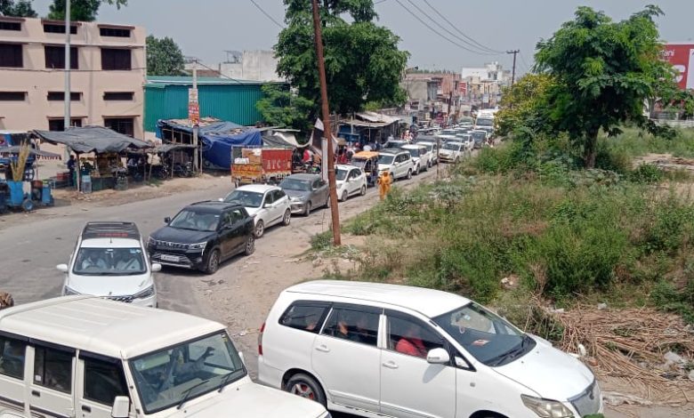 भगवानपुर में जाम पर भड़के विधायक फुरकान, JCB से बंद रास्ते को खुलवाया haridwar news