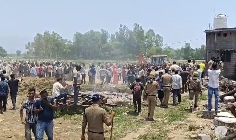 दो समुदाय के बीच हंगामा: बजरंग दल के कार्यकर्ता की हत्या के बाद आक्रोश, आरोपी के घर चलाया बुलडोजर buldozor action vikasnagar