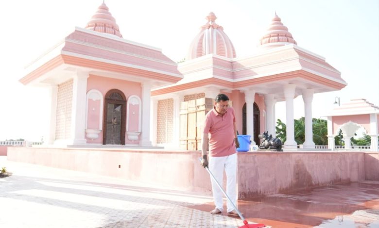 खटीमा में सीएम धामी, सुबह-सुबह पूर्णागिरि मंदिर में की साफ-सफाई, तस्वीरें cm dhami khatima mandir mai saaf-safayi