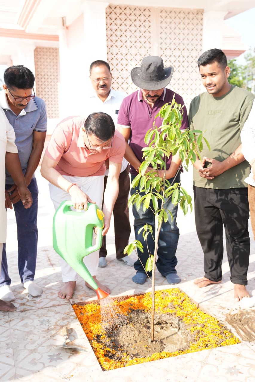 खटीमा में सीएम धामी, सुबह-सुबह पूर्णागिरि मंदिर में की साफ-सफाई, तस्वीरें CM DHAMI IN KHATIMA