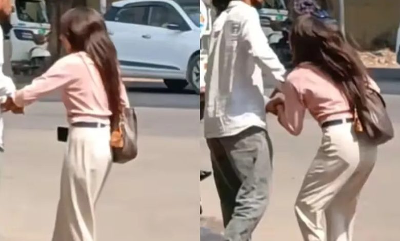 लड़की चिल्लाती रही लेकिन लड़के ने नहीं छोड़ा हाथ, हंगामे का Viral Video couple-fight-on-road-goes-viral
