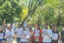 देहरादून पहुंची जंतर-मंतर के प्रदर्शन की आग, शिक्षा मंत्री धर्मेंद्र प्रधान के इस्तीफे की मांग को लेकर प्रोटेस्ट protest-in-dehradun-demanding-resignation-of-education-minister-dharmendra-pradhan