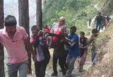 due-to-the-lack-of-road-woman-in-chamoli-transported-to-hospital-using-dandi