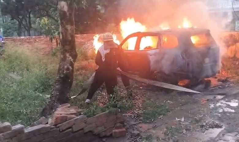 देहरादून में हादसा: खड़ी कार बनी आग का गोला, मौके पर मची अफरा-तफरी pilibhit-tourists-car-fire-in-dehradun