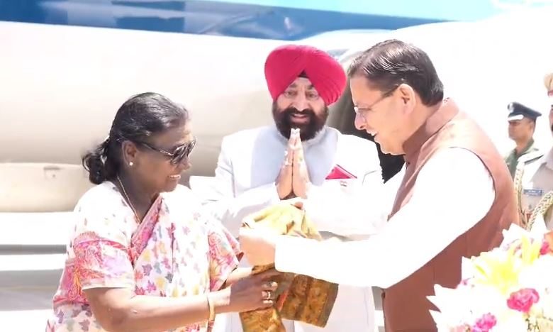 जौलीग्रांट एयरपोर्ट पहुंची राष्ट्रपति द्रौपदी मुर्मु, राज्यपाल और सीएम धामी ने किया स्वागत Cm dhami
