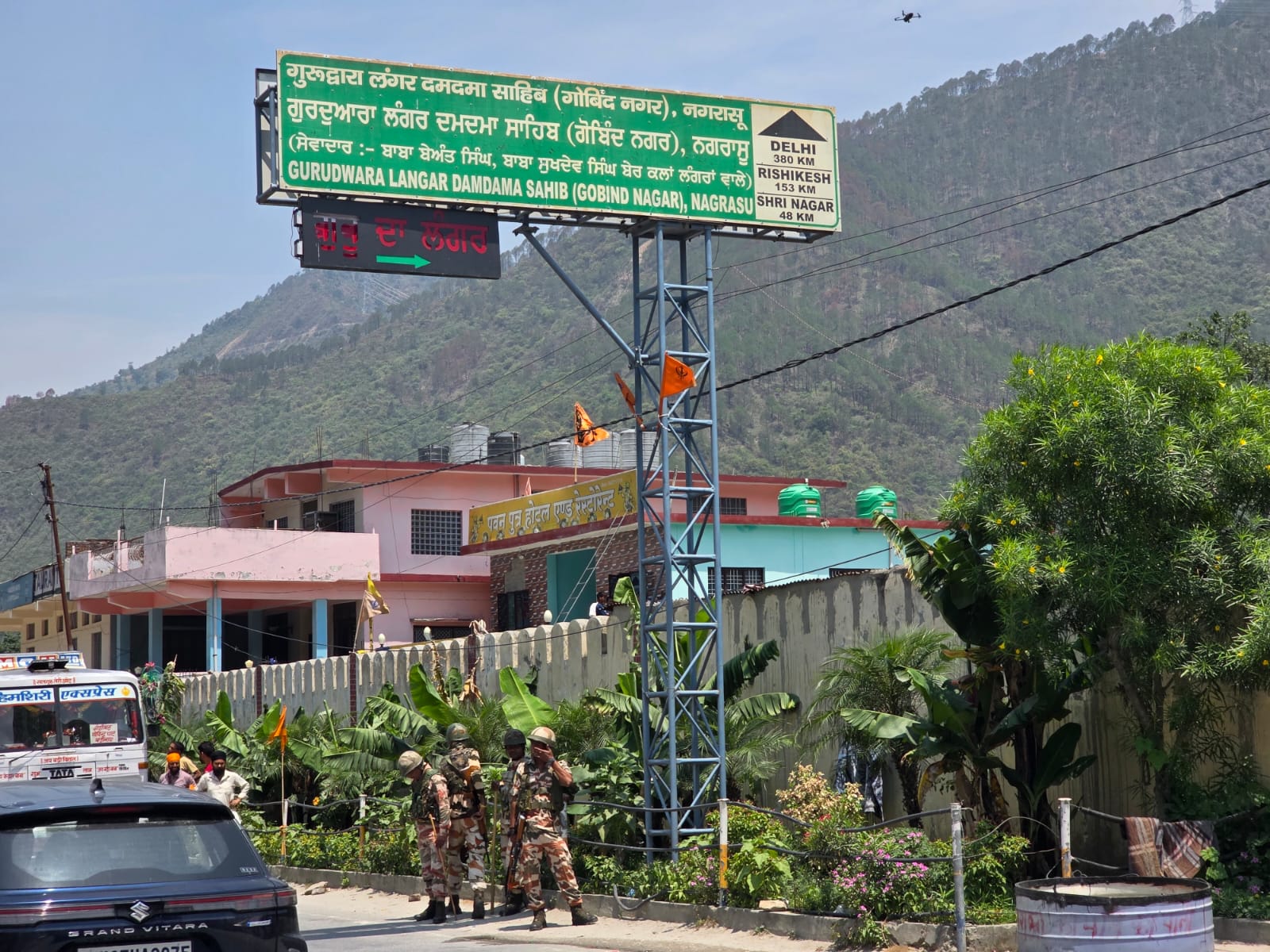 रुद्रप्रयाग में अभी भी हालात तनावपूर्ण: पांच निहंग अभी भी छत पर हैं चढ़े, पथराव की सूचना gurudwara occupy