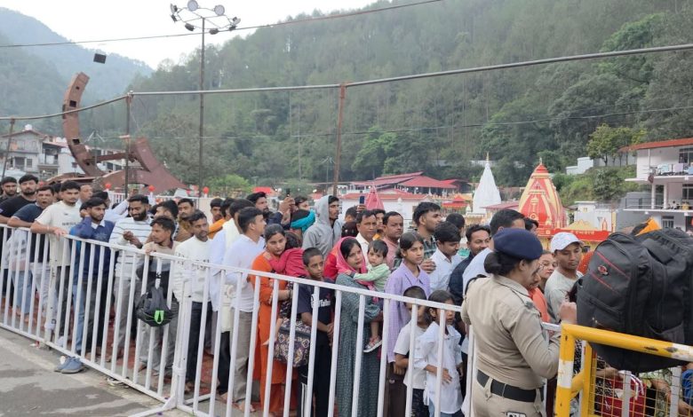 कैंची धाम का स्थापना दिवस आज, सुबह 4 बजे से मंदिर के बाहर उमड़ा श्रद्धालुओं का सैलाब, तस्वीरें kainchi dham mela 2