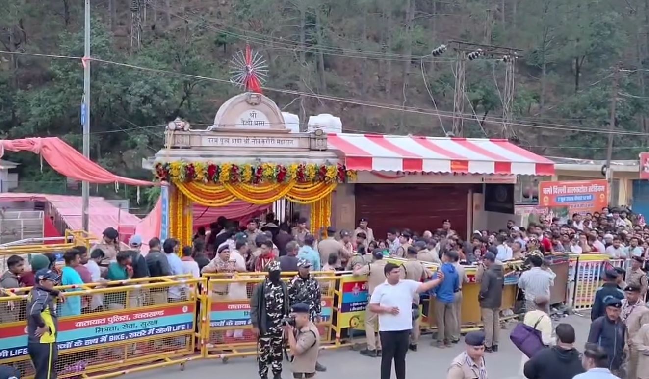 कैंची धाम का स्थापना दिवस आज, सुबह 4 बजे से मंदिर के बाहर उमड़ा श्रद्धालुओं का सैलाब, तस्वीरें kainchi dham fair
