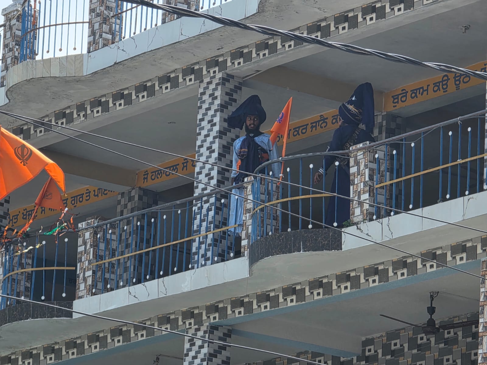 रुद्रप्रयाग में अभी भी हालात तनावपूर्ण: पांच निहंग अभी भी छत पर हैं चढ़े, पथराव की सूचना gurudwara occupy