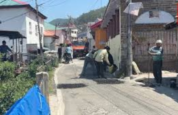 गजब सिस्टम है भाई!, उत्तराखंड में ना खुद सड़क बनाएंगे ना बनाने देंगे nainital-villagers-themselves-started-road-construction