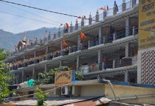 रुद्रप्रयाग में अभी भी हालात तनावपूर्ण: पांच निहंग अभी भी छत पर हैं चढ़े, पथराव की सूचना gurudwara occupy