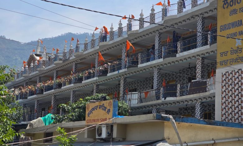 रुद्रप्रयाग में अभी भी हालात तनावपूर्ण: पांच निहंग अभी भी छत पर हैं चढ़े, पथराव की सूचना gurudwara occupy