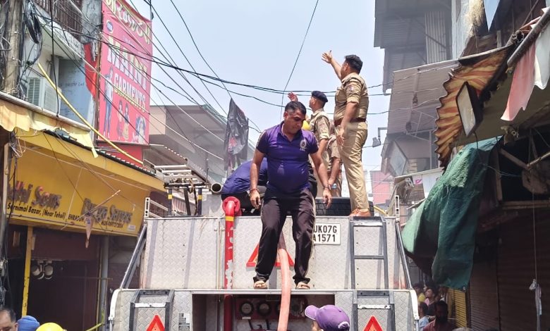 पलटन बाजार में कपड़ों की दुकान में लगी आग, मची अफरा-तफरी dehradun news