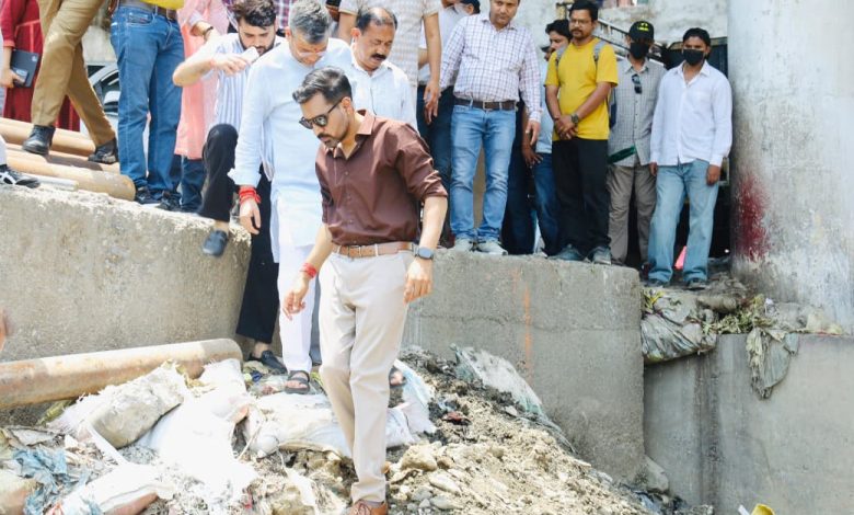 रिस्पना को नया जीवन देने की तैयारी, मैदान में उतरे DM, युद्धस्तर पर चल रहा सफाई अभियान rispana