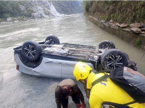Rudraprayag Accident: नदी में समाई केदारनाथ जा रहे यात्रियों की कार, मची चीख-पुकार char-dham-pilgrims-car-plunges-into-river-in-rudraprayag