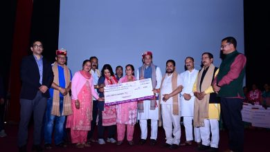 saurabh-bahuguna-distributed-cheques-at-vikas-utsav-event-in-uttarkashi