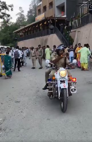 कैंची धाम का स्थापना दिवस आज, सुबह 4 बजे से मंदिर के बाहर उमड़ा श्रद्धालुओं का सैलाब, तस्वीरें kainchi dham fair