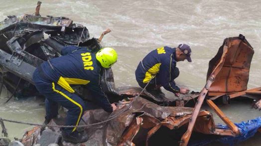 Chamoli Accident: अलकनंदा नदी में समाया ट्रक, मौके पर पहुंची रेस्क्यू टीम truck accident chamoli