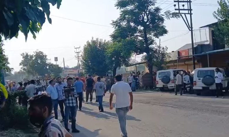hindu-organization-blocks-chakrata-road-in-vikasnagar