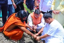 Cm-dhami-plants-saplings-harela-visits-dhanvantari-dham