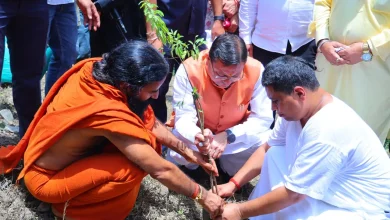 Cm-dhami-plants-saplings-harela-visits-dhanvantari-dham