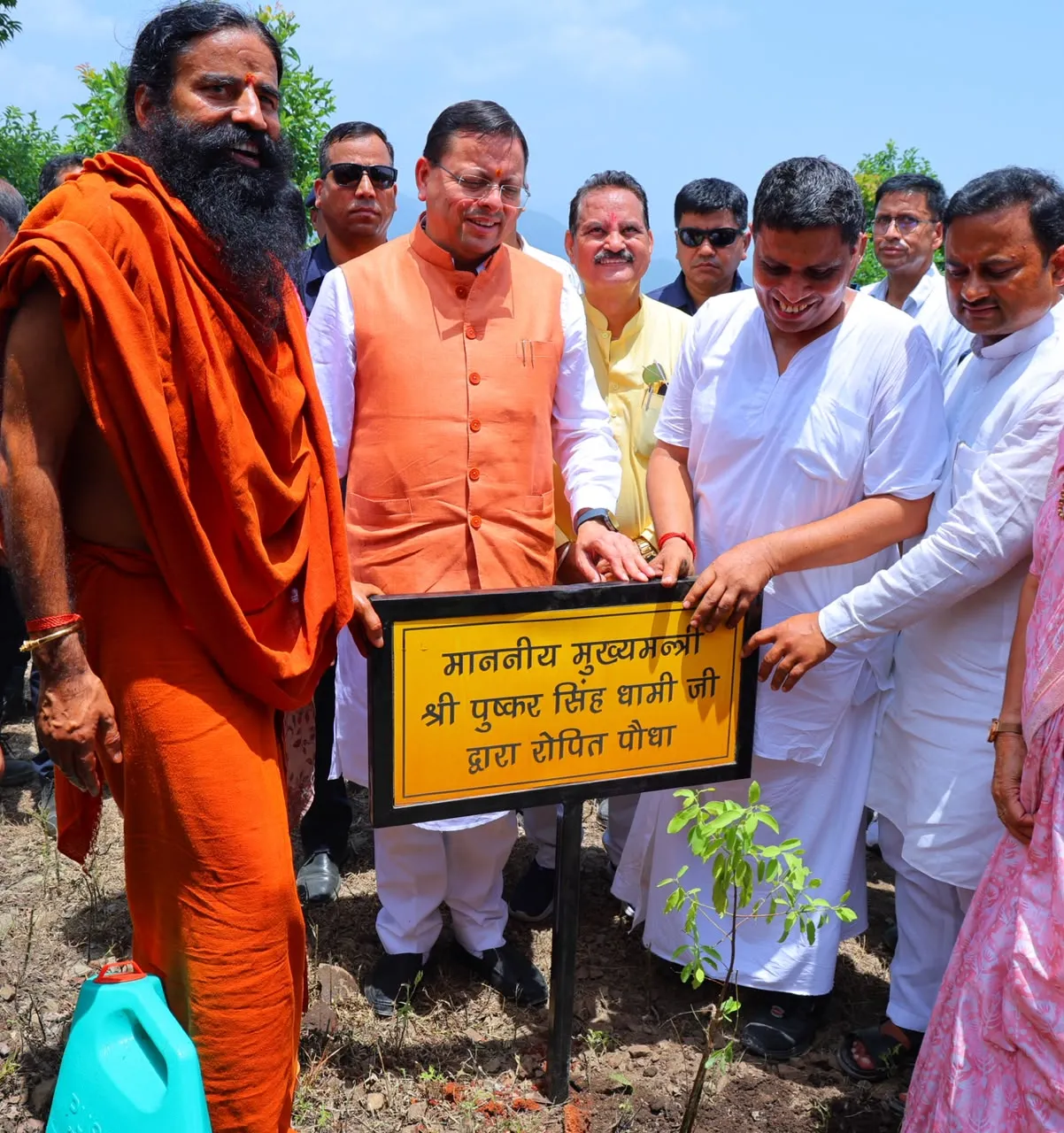 Cm-dhami-plants-saplings-harela-visits-dhanvantari-dham