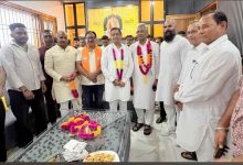 अरविंद पांडेय के घर पहुंचे बलूनी और त्रिवेंद्र