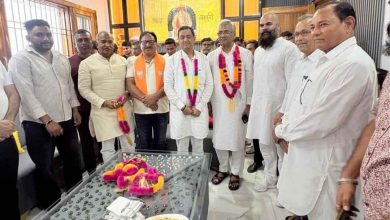 अरविंद पांडेय के घर पहुंचे बलूनी और त्रिवेंद्र