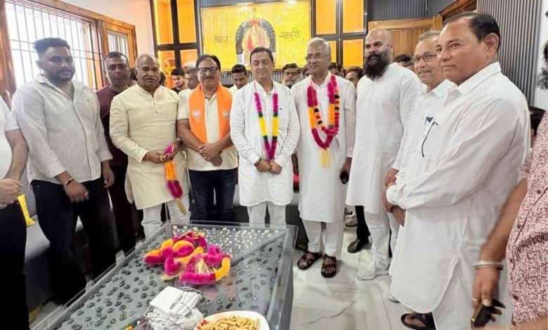अरविंद पांडेय के घर पहुंचे बलूनी और त्रिवेंद्र