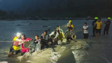 dehradun-seven-people-stranded-on-an-island-in-the-swollen-river-near-the-santala-devi-temple-sdrf-rescues-