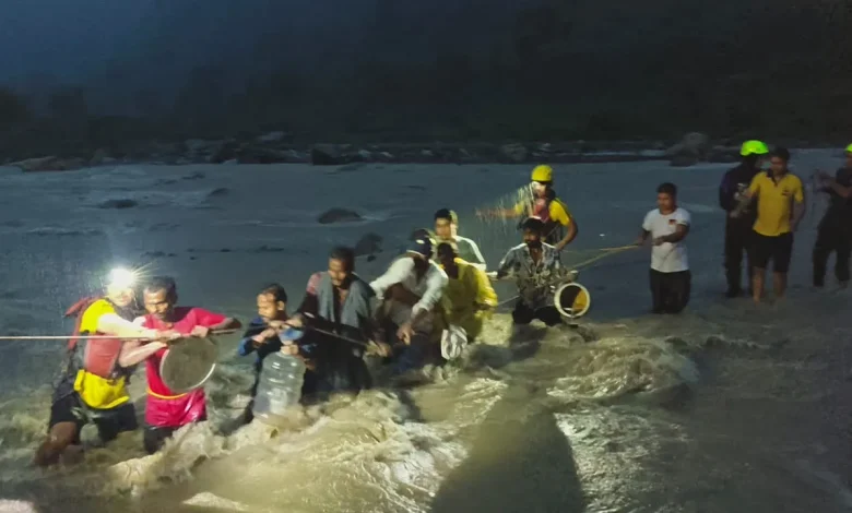dehradun-seven-people-stranded-on-an-island-in-the-swollen-river-near-the-santala-devi-temple-sdrf-rescues-