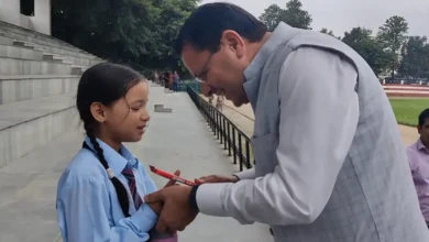 cm-pushkar-singh-dhami-interacts-with-schoolgirl-in-dehradun