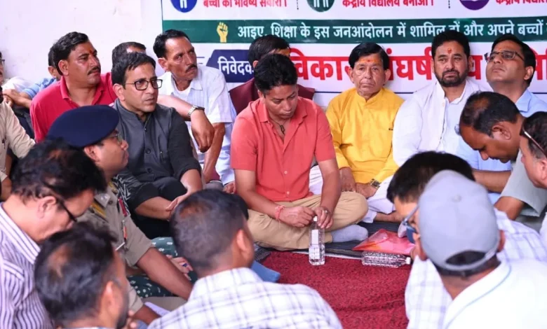 uttarkashi-bhatwari-protest DM Prashant Arya meet villagers