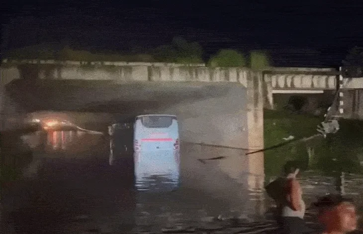pathankot-tourist-bus-water-rescue-children-pilgrims-_11zon-730x470.webp