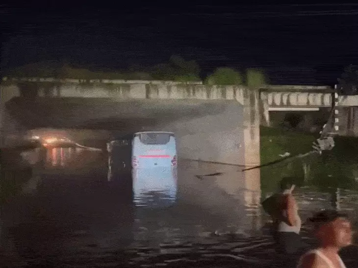 pathankot-tourist-bus-water-rescue-children-pilgrims-